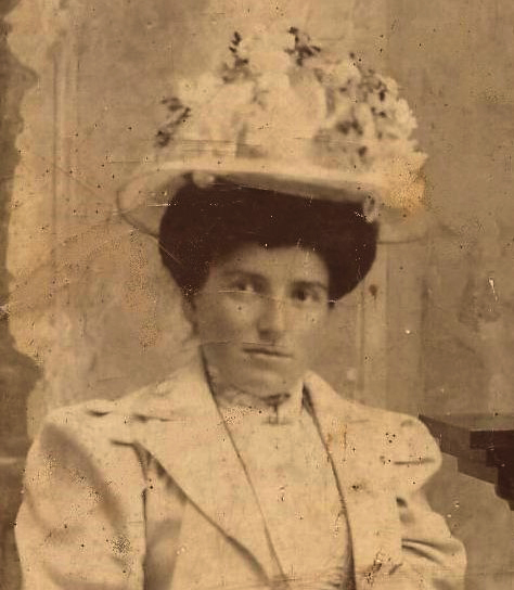 Photo of photos/Mary Ellen McLennan nee O'Connor 1884-1952 portrait
